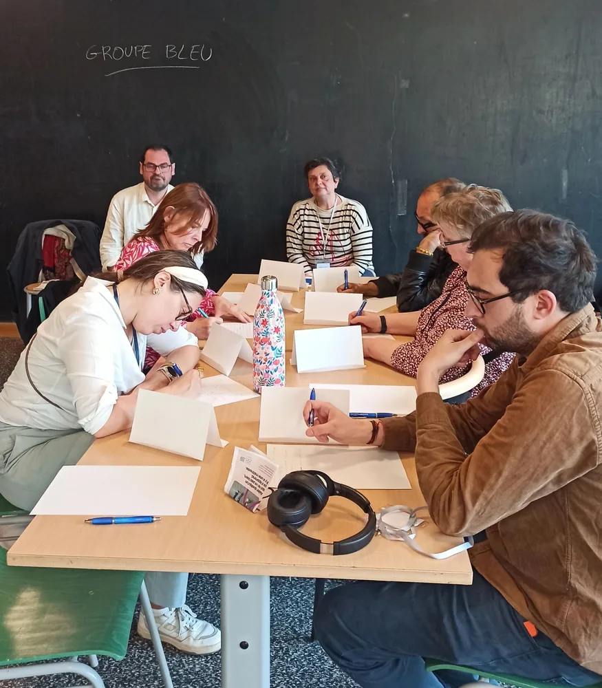Participants en atelier d'écriture pendant une formation Eparkéô
