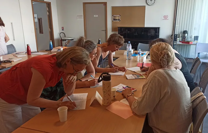 Participants concentrés autour d'une table lors d'un atelier collectif