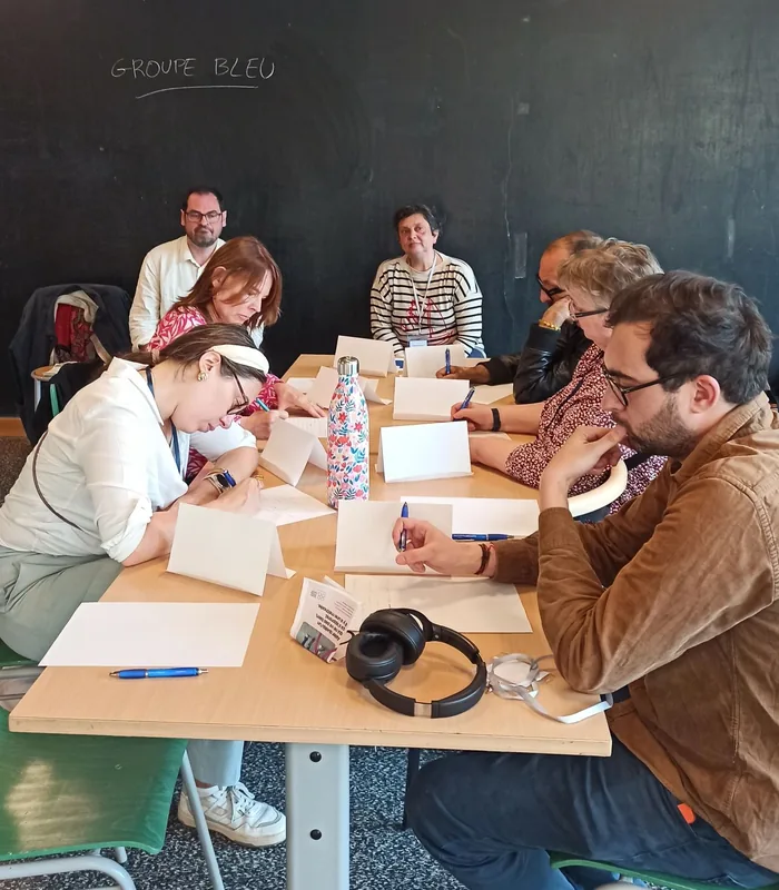 Participants en atelier d'écriture pendant une formation
